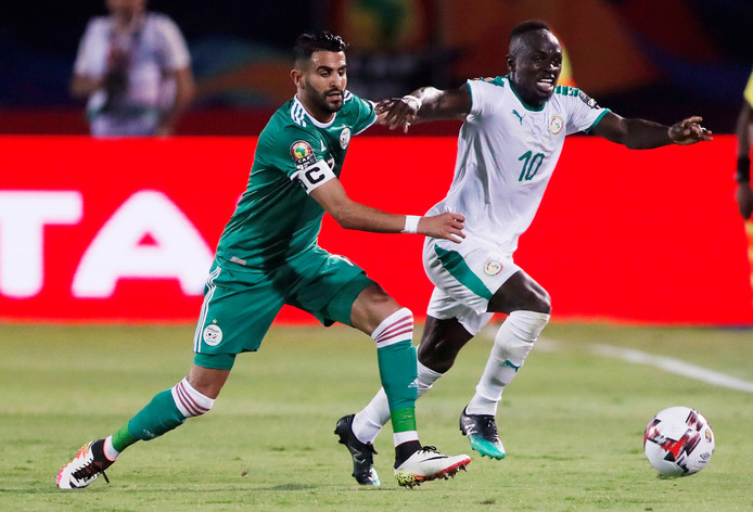 Riyad Mahrez in duel met Sadio Mané tijdens het pouleduel op 27 juni. Algerije won toen met 1-0 van Senegal. Vanavond staan de landen tegenover elkaar in de finale van de Afrika Cup.