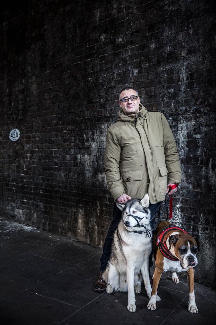 Roy Larner met zijn twee honden die hij uiteindelijk toch mocht uitlaten van zijn ex.