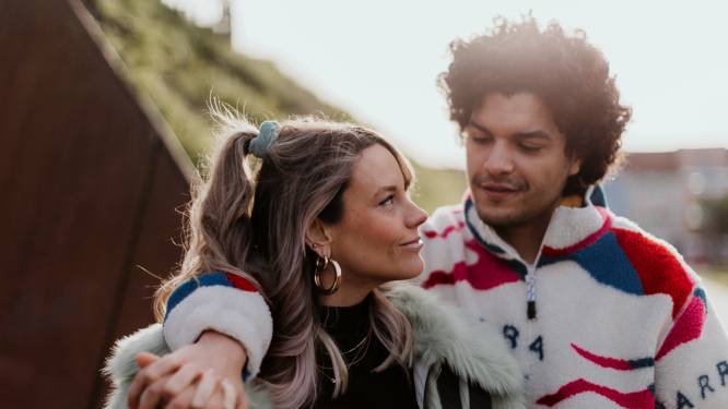 Qmusic-presentatrice Jolien Roets (35) en dj Hakim Chatar (31) verwachten in mei hun eerste kindje: “Niks verbindt meer dan een baby. Er is geen weg terug”