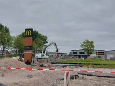 Deze werkzaamheden zijn aan de gang bij het parkeerterrein van McDonald's aan de Kelvinstraat