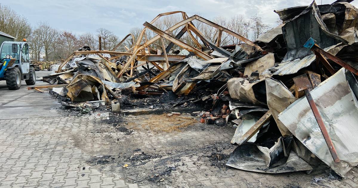 Dag na verwoestende brand in Laag Zuthem rest alleen een berg verwrongen staal