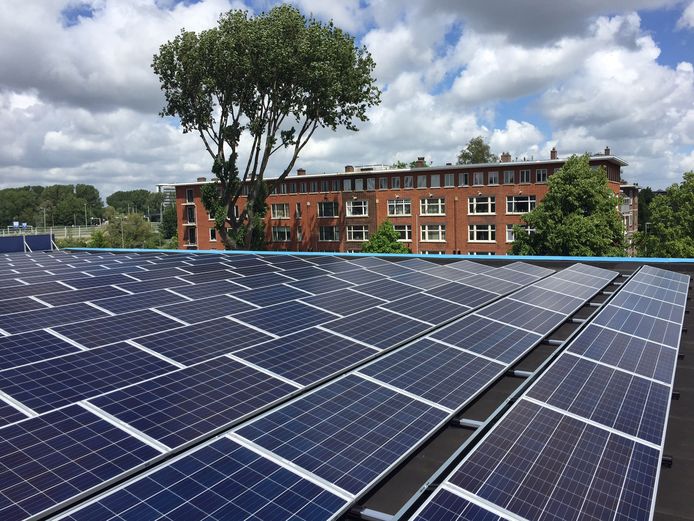 Zonnepanelen op het dak van de gymzaal aan de Noorderhavenkade in Rotterdam.