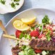 Afvallen zonder honger: lamsspiesjes met yoghurtsaus & rijstsalade