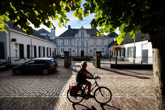 Het Hof van Solms, een monumentaal stadspaleisje aan de Koestraat in Oirschot, wordt verbouwd tot twintig woningen.