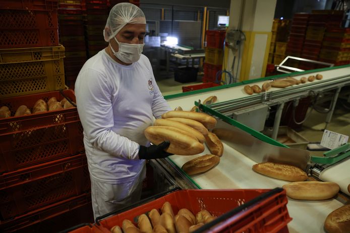 Een man maakt brood in een fabriek van de overheid in Istanboel.