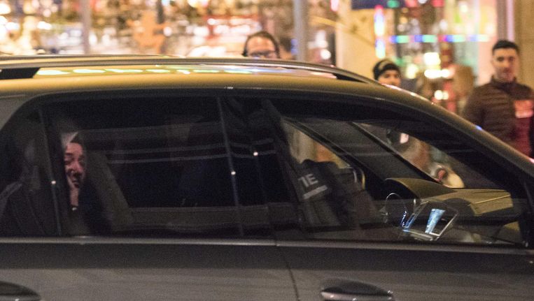 De Turkse minister Kaya van Familiezaken verlaat in een politieauto de omgeving van het Turkse consulaat aan de Westblaak in Rotterdam in de nacht van zaterdag op zondag 12 maart. Beeld anp