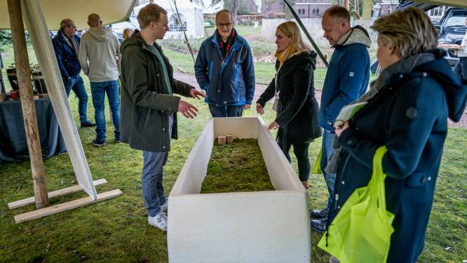 Met een plak cake in de hand worden taboes doorbroken op Uitvaartfestival Zenderen
