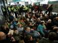 Klimaatactivisten zetten Londense luchthaven op stelten, één betoger raakt tot in vliegtuig: “Het spijt me dat ik zo moet handelen”