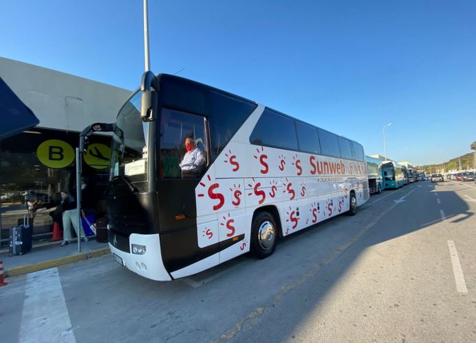 Vakantiegangers worden opgehaald in een bus van Sunweb.