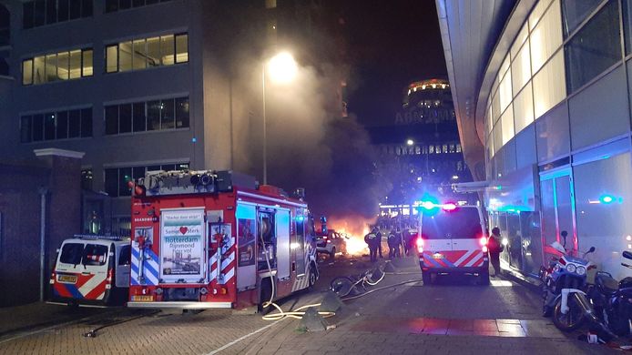 De brandweerlieden zijn gevlucht, hun spuitwagen achterlatend.