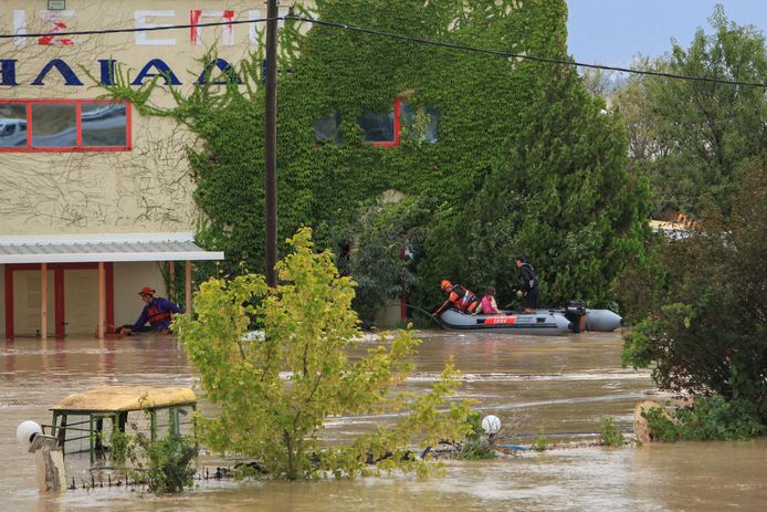 I vigili del fuoco salvano persone in una zona allagata a Larissa.