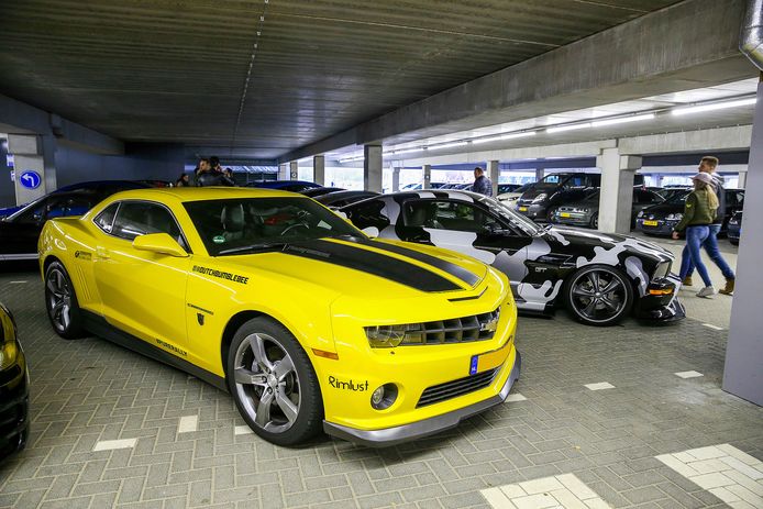 Onder andere look-a-like auto’s en menig andere sportwagen was aanwezig bij officiële première van de nieuwe Fast & Furious film.