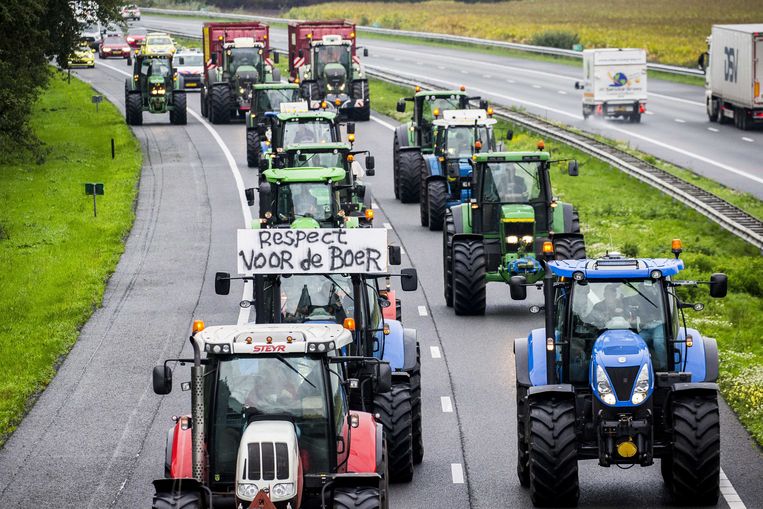Drentse boeren zijn met hun tractoren onderweg naar het landelijke protest op het Malieveld in Den Haag. Beeld ANP