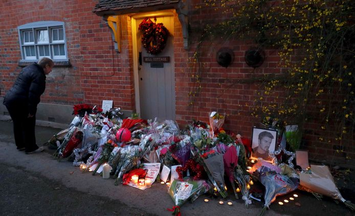 De legendarische zanger George Michael is een natuurlijke dood gestorven op kerstdag 2016.  Nog steeds leggen fans kaarsen, brieven of bloemen af aan zijn woningen als eerbetoon.