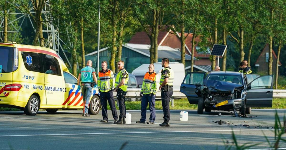 Snelweg A27 dicht bij knooppunt Lunetten na ongeval met twee auto's .