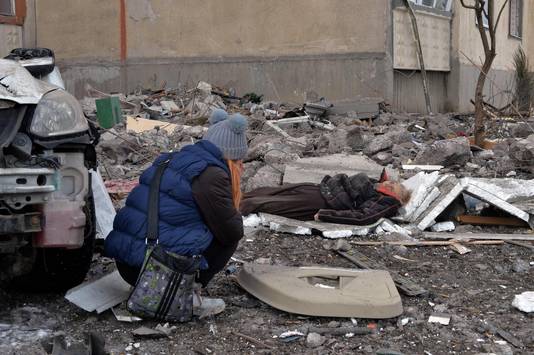 6 maart 2022: Een vrouw knielt naast het lichaam van een oudere man, na een bombardement op de Oekraïense stad Charkiv. 