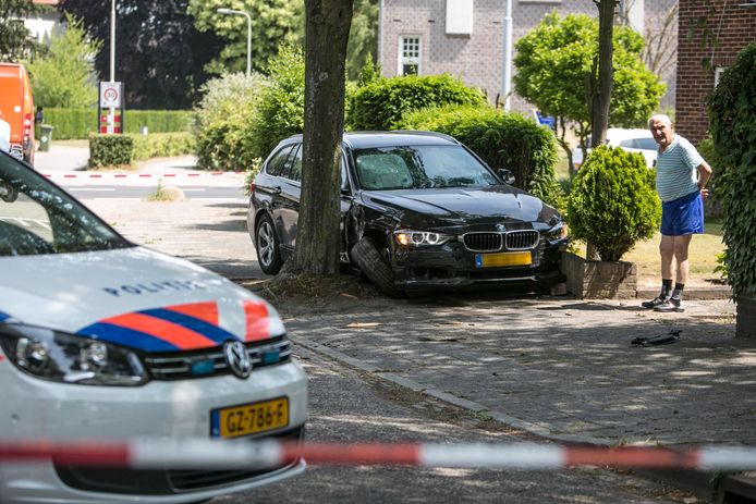 De auto kwam tussen een boom en een muurtje langs de Bredestraat in Nijmegen tot stilstand.