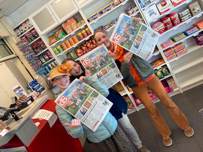 Vol trots poseren de meiden met de krant waar ze de voorpagina behaalden.