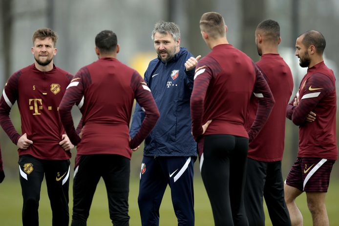 Assistent-trainer Michael Silberbauer (midden) tijdens een trainingssessie van FC Utrecht.