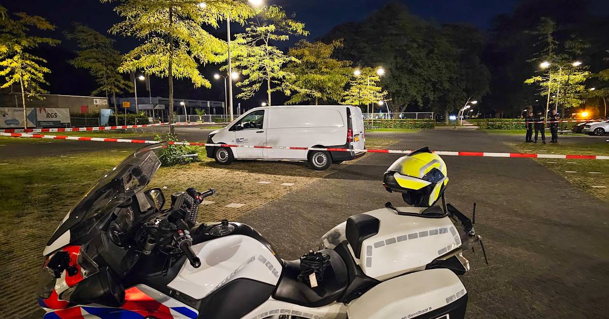 Après des heures d’enquête, la police remorque une camionnette blanche suspecte depuis un parking à Zwijndrecht |  Zwijndrecht