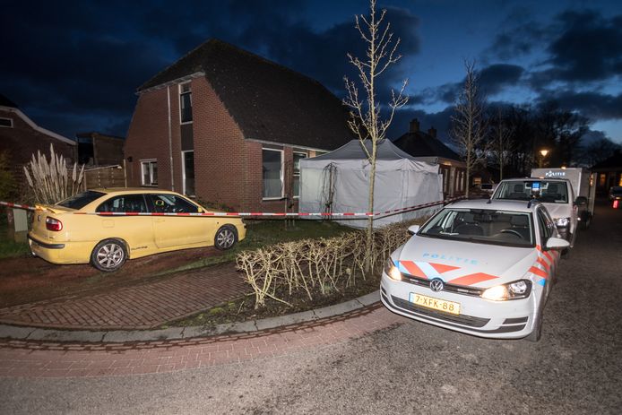 De politie heeft zondagmiddag in een woning aan de Baron van Asbeckweg in het Groningse Warfhuizen een overleden vrouw aangetroffen.