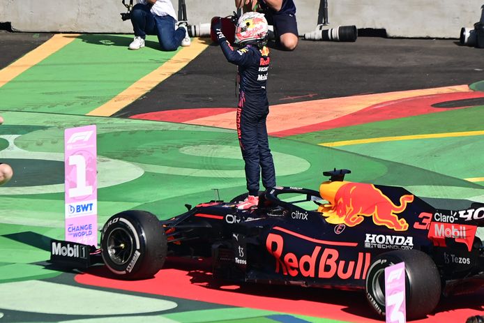 Max Verstappen célèbre sa victoire au Grand Prix du Mexique.