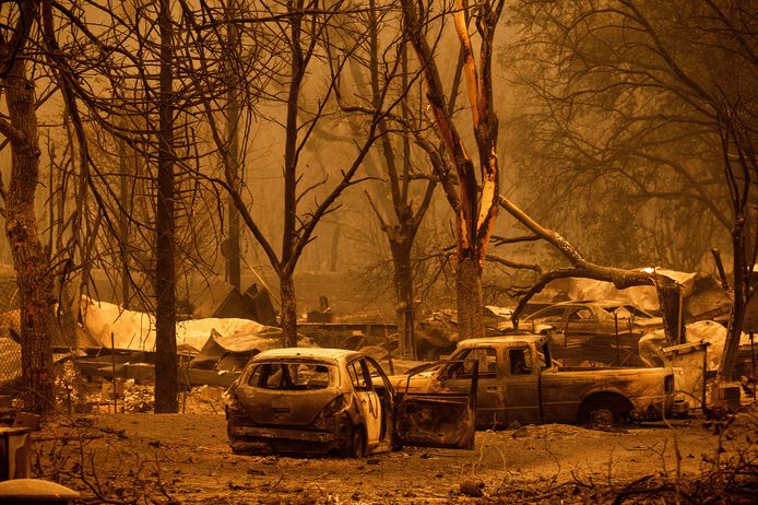 Uitgebrande auto's in het Oaks Mobile Home Park in Klamath National Forest, Californië.