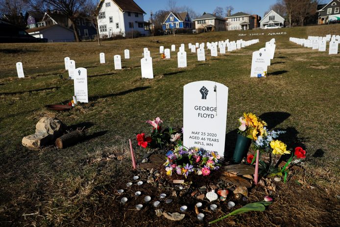 De ‘Say Thier Names’-begraafplaats in Minneapolis. Op de begraafplaats staan zerken voor elke donkere Amerikaan die is gedood door wetsdienaars.