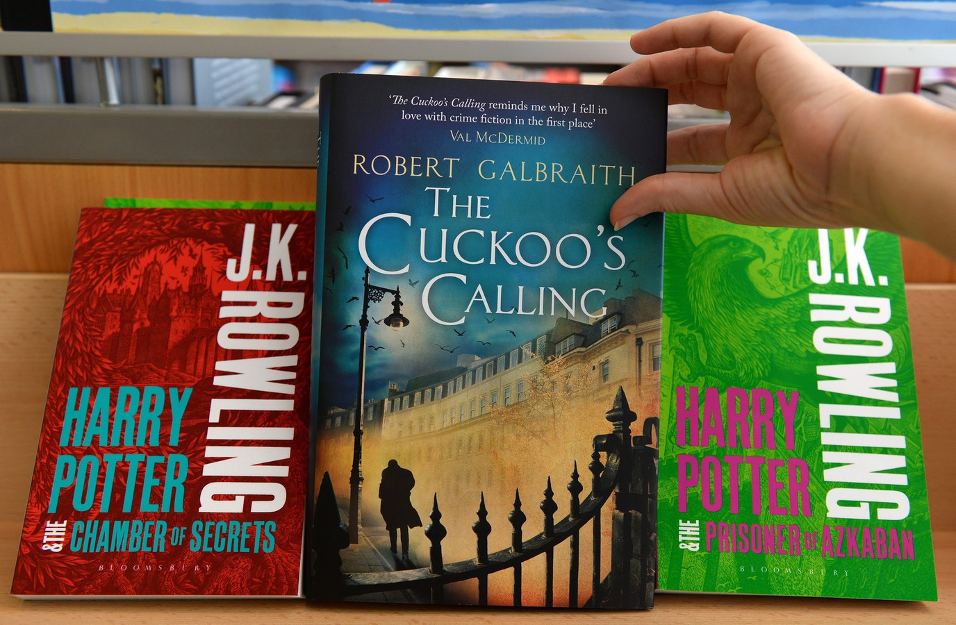 Детективы роулинг по порядку. Джоан Роулинг детективы. Robert Galbraith the Cuckoo's calling. Зов кукушки Джоан Роулинг книга. Роберт Гэлбрейт фото.