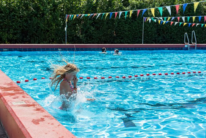 Een pruillipje, want zonder zwemdiploma mag niet in diepe zwemmen | Arnhem | AD.nl