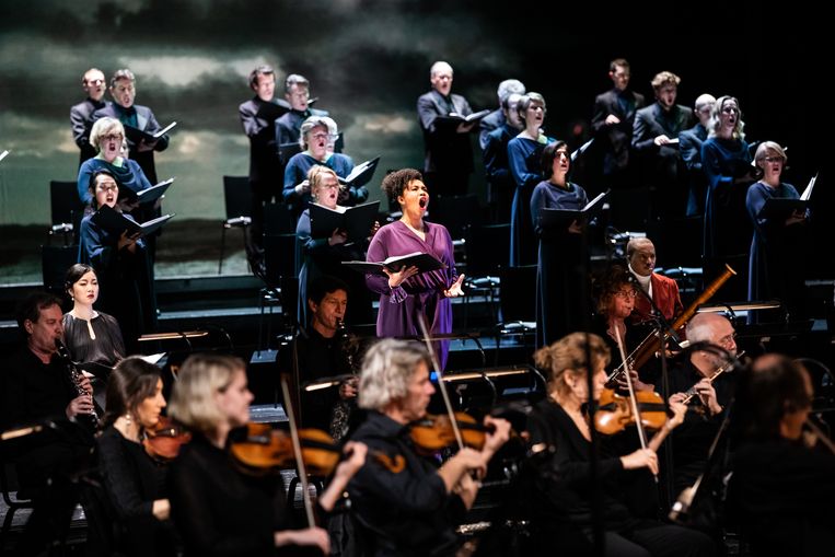 Mezzosopraan Katia Ledoux en het Koor van De Nationale Opera in Rossini’s ‘Messe solennelle’.  Beeld Melle Meivogel