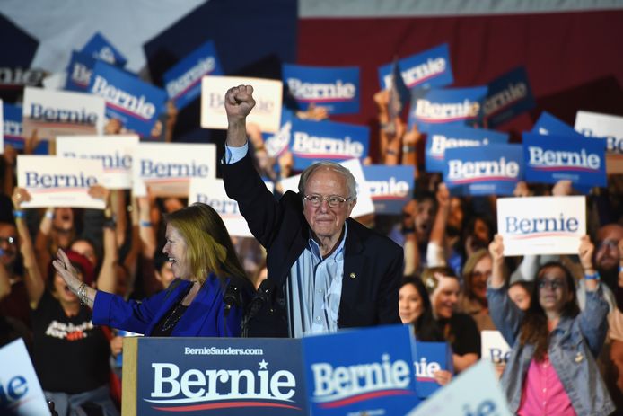 Bernie Sanders is op weg naar een grote zege bij de Democratische voorverkiezingen in de staat Nevada.