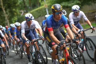 Van Aert is leiderstrui kwijt in Tour of Britain na chaotische finale: “Kon gelukkig net op tijd remmen”