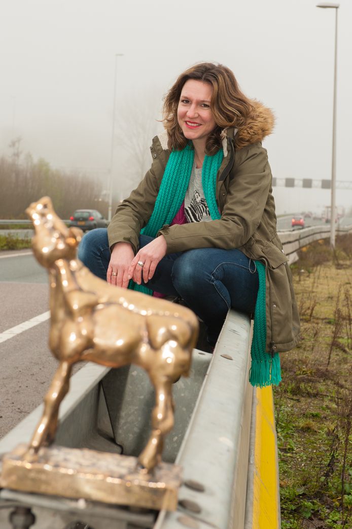 Elsbeth Fraanje met het Gouden Kalf, dat ze won met haar documentaire Snelwegkerk.