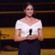ZIEN: Meghan Markle brengt eerbetoon aan prinses Diana door opvallende kledingkeuze