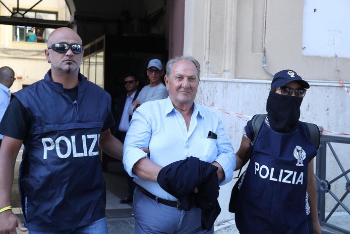 Naast de arrestaties nam de politie ook voor meer dan 1 miljoen euro aan goederen in beslag.