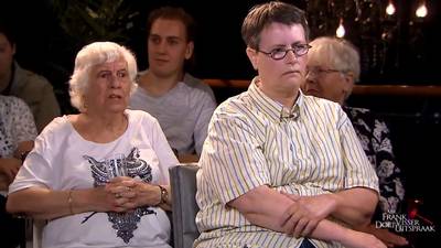 Kijkers Mr. Frank Visser verkneukelen zich om bekvechtende Conny en Tilly