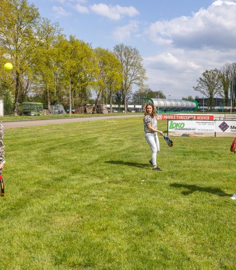 Sporters in Balkbrug en Gramsbergen blij met gulle gemeente: extra kunstgras, kleedkamers en hippe padelbanen