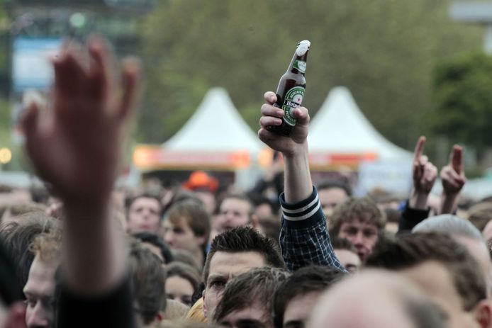 Een Normaal-fan heeft toch nog een flesje Heineken mee naar binnen weten te smokkelen. Foto Scha Wunderink
