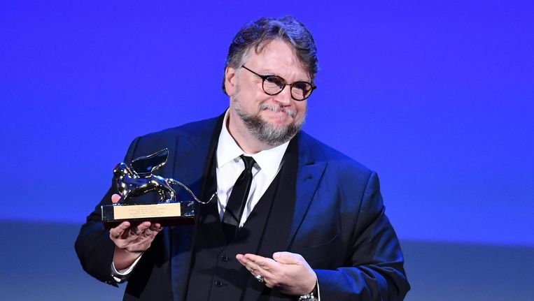 Guillermo del Toro is bekroond met de Gouden Leeuw. Beeld ap