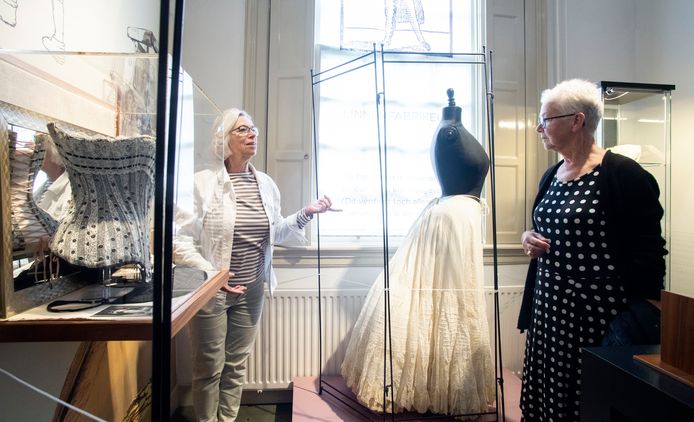 Museummedewerker Wilma Witteman (links) geeft uitleg over de nieuwe tentoonstelling.
