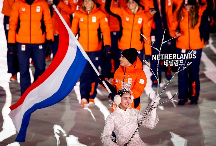 Jan Smeekens met de Nederlandse vlag tijdens de openingsceremonie van de Olympische Winterspelen van Pyeongchang