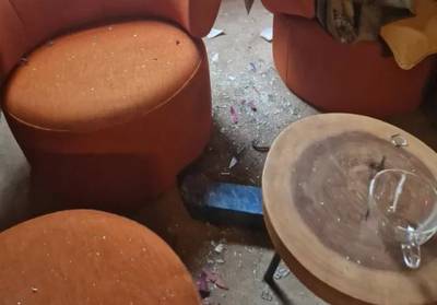 Automobilist ramt verkeerspaal, die daarna door woonkamerraam vliegt: bestuurder vlucht, maar laat w