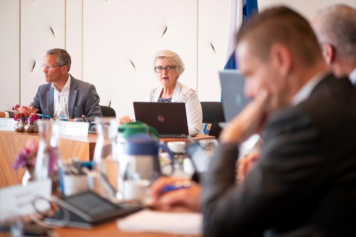 Burgemeester Doret Tigchelaar leidt de Wierdense raadsvergadering over de bezuinigingen.