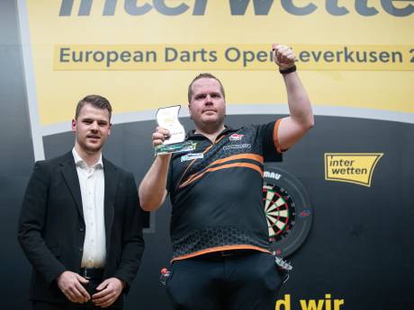 Dirk van Duijvenbode mist matchdarts tegen Gerwyn Price en grijpt naast eerste EuroTour-titel: ‘Had moeten winnen’