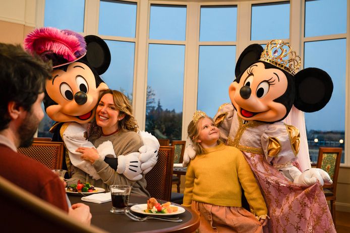In restaurant 'Royal Banquet' zijn er ontmoetingen met Mickey, Minnie en hun vrienden in koninklijke outfits