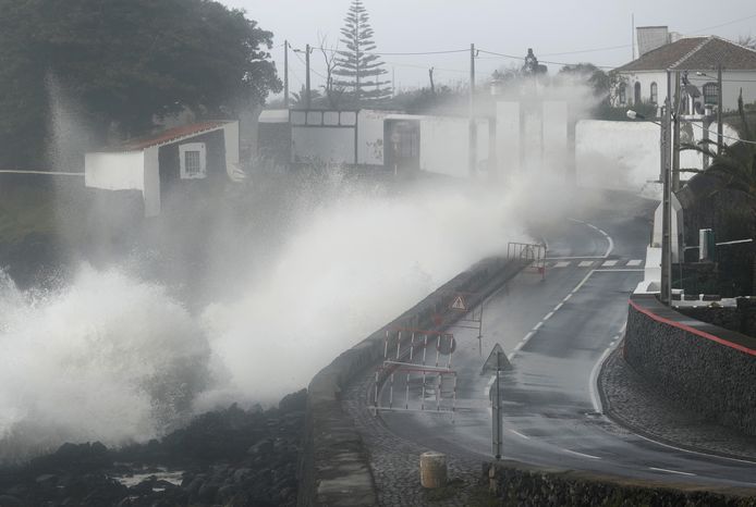 De tropische storm Lorenzo heeft de Portugese eilandengroep Azoren in de Atlantische Oceaan bereikt.