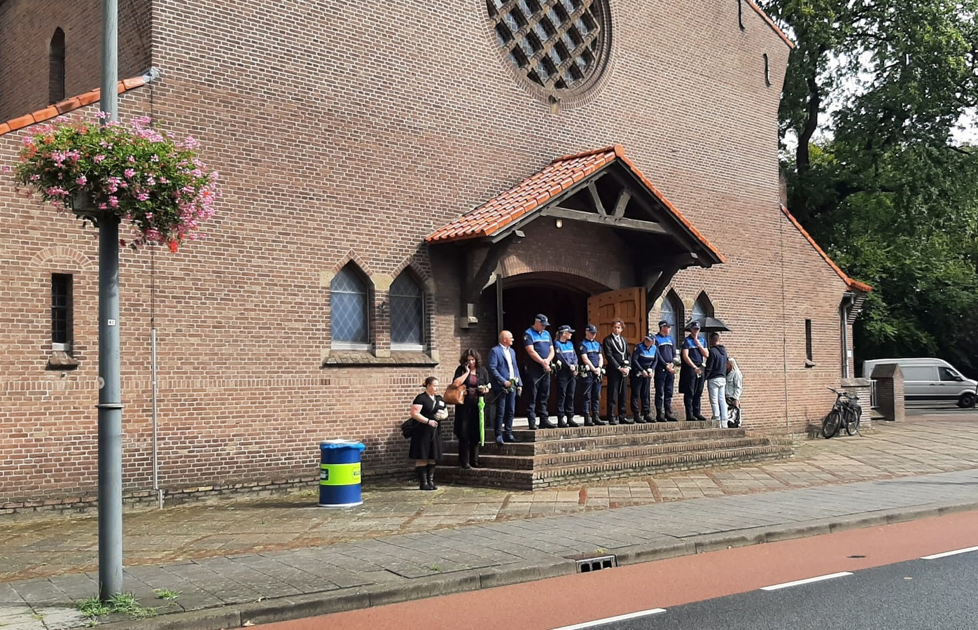Verkeersdrama Oud Gastel indrukwekkende stoet voor omgekomen gezin