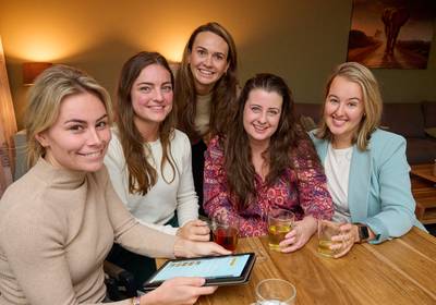 Als de dochter van Inge ernstig ziek blijkt, aarzelen haar vriendin­nen geen moment