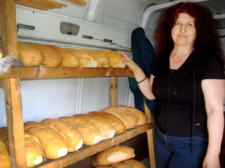 Lili Borisovi naast de witte broden in haar bus. Beeld ALEXENIA DIMITROVA